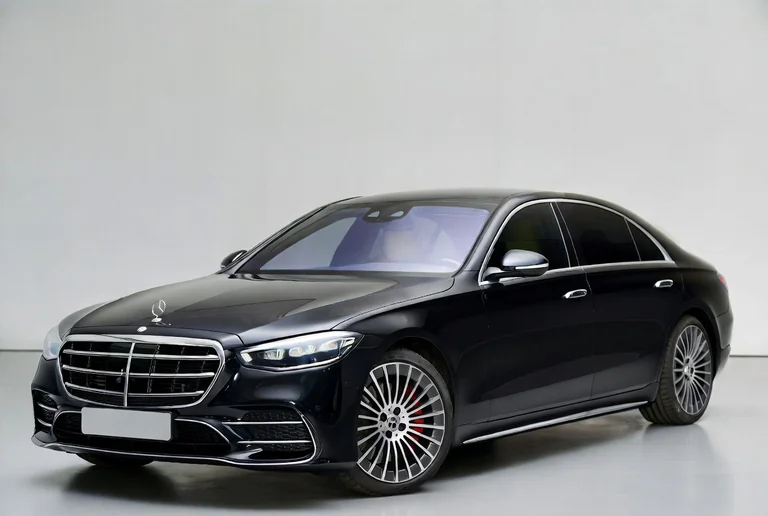 Schwarze Mercedes-Benz S-Klasse First-Class