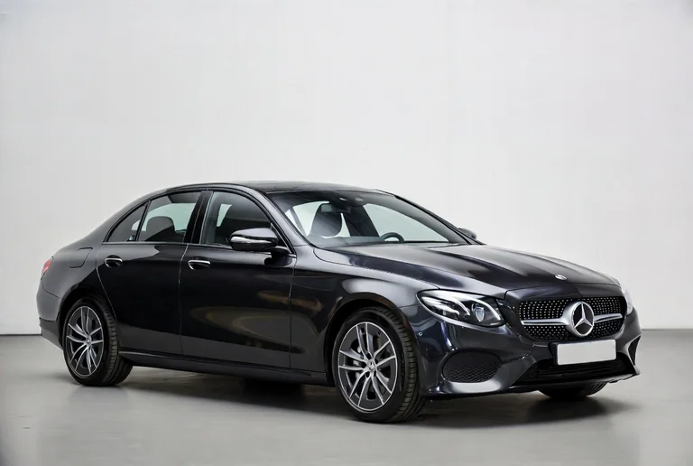Schwarze Mercedes-Benz E-Klasse Business-Limousine